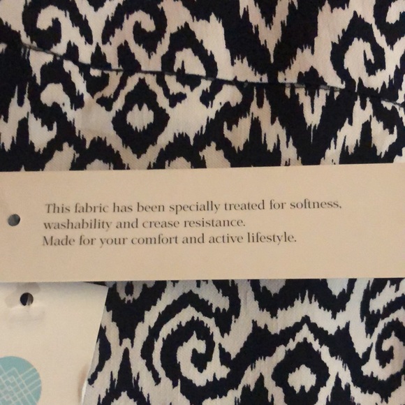 Black and white slimming stretch skirt 22” waist to hem-sz M front slit - Picture 5 of 8